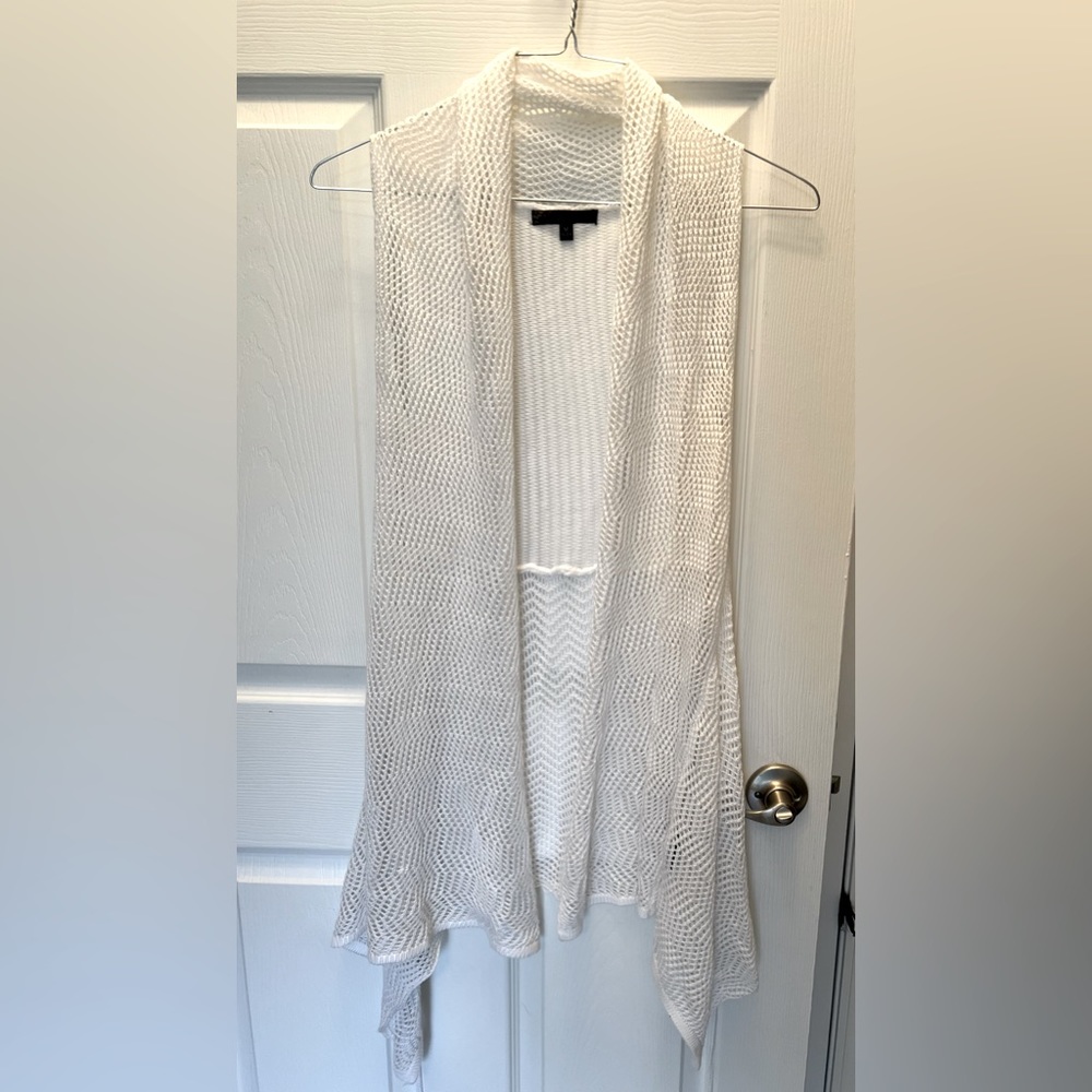 Adorable sleeveless sweater hoodie with optional tie front closure. White. Med.